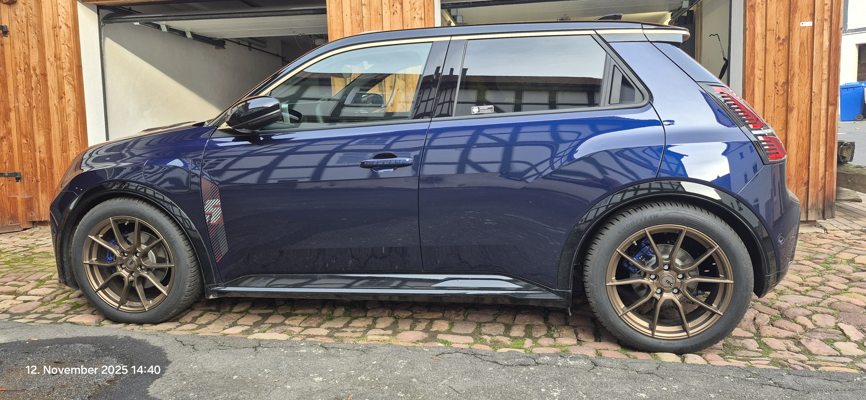 Neue Felgen  mit Allwetterreifen und lackierten Bremsättel und H&R Federn