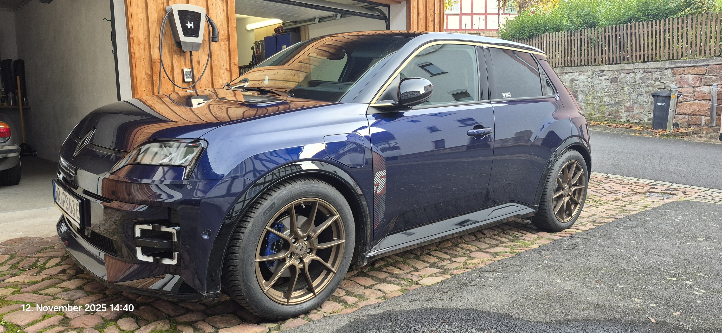 Neue Felgen  mit Allwetterreifen und lackierten Bremsättel und H&R Federn