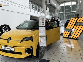 Renault R5 e-tech in pop yellow, mit eingeschalteter LED Ladeanzeige